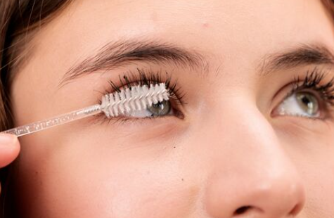 How to Apply Mascara for Beginners